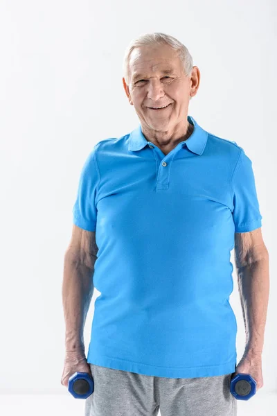 Portrait d'un homme âgé souriant avec des haltères isolés sur du gris — Photo de stock