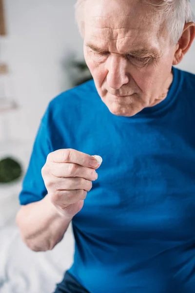 Вибірковий фокус старшого чоловіка з ліками в руці — Stock Photo