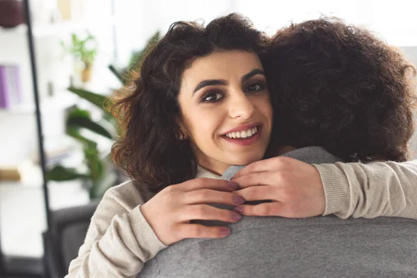 Sourire affectueux couple câlins à la maison — Photo de stock