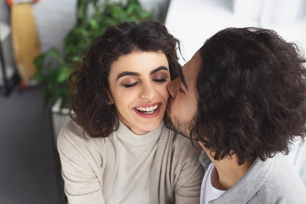 Copain baisers souriant copine à la maison — Photo de stock