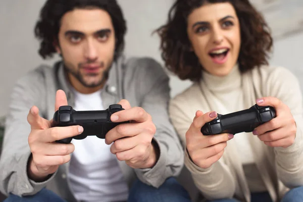 Paar spielt Videospiel — Stockfoto