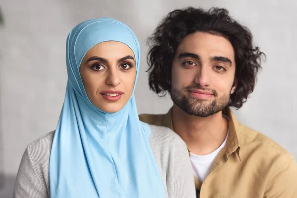 Porträt eines muslimischen Paares, das zu Hause in die Kamera schaut — Stockfoto