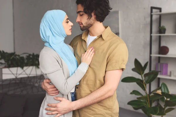 Affectionate muslim couple hugging at home — Stock Photo