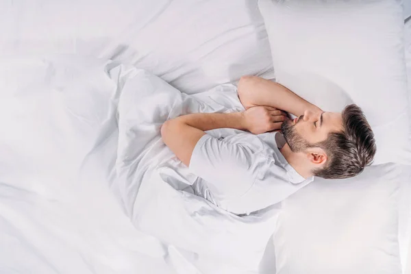 Overhead view of man sleeping in bed — Stock Photo