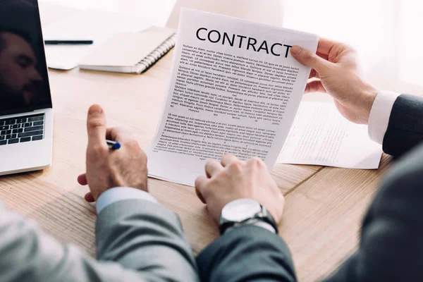Обрезанный имидж бизнесмена, показывающего контракт своему коллеге в офисе — стоковое фото