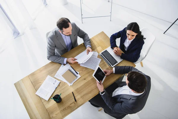 High-Winkel-Ansicht von Geschäftsleuten, die im Büro mit digitalen Geräten arbeiten — Stockfoto