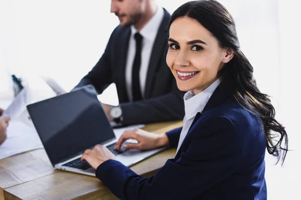 Lächelnde Geschäftsfrau — Stockfoto