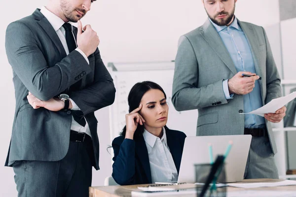 Seriöse Geschäftsleute schauen im Büro auf Laptop — Stockfoto