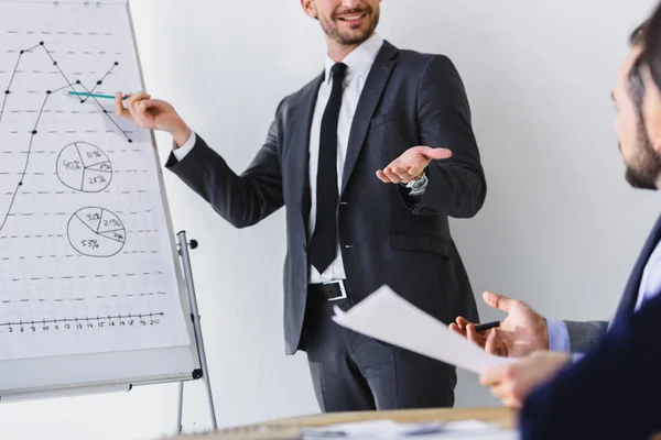 Immagine ritagliata dell'uomo d'affari che presenta il progetto ai colleghi in carica — Foto stock