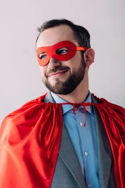 Portrait de beau souriant super homme d'affaires en masque et cape isolé sur blanc — Photo de stock