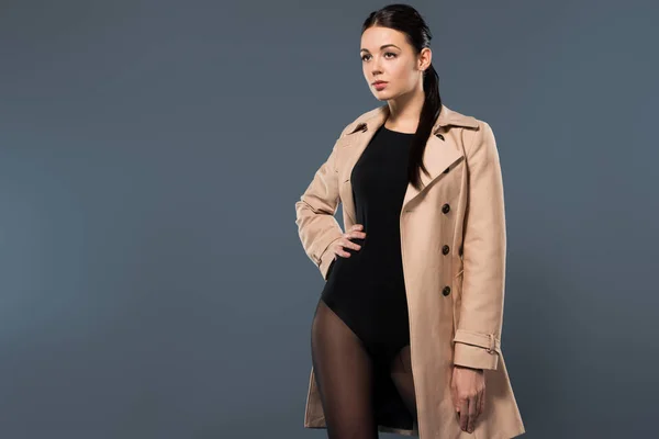 Donna in collant nero e fossa beige isolato su sfondo scuro — Foto stock