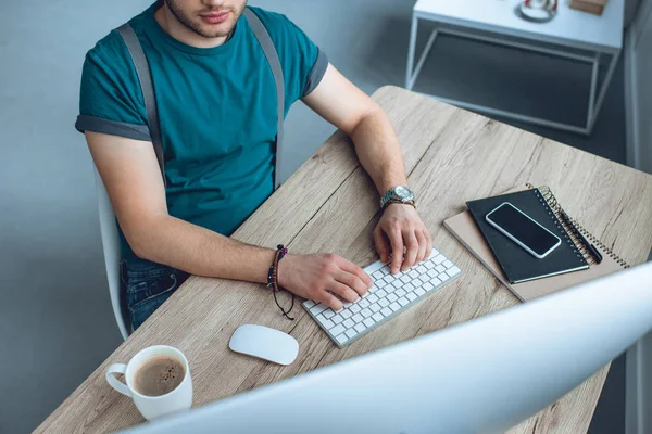 Corte tiro de jovem freelancer usando computador desktop em casa — Fotografia de Stock