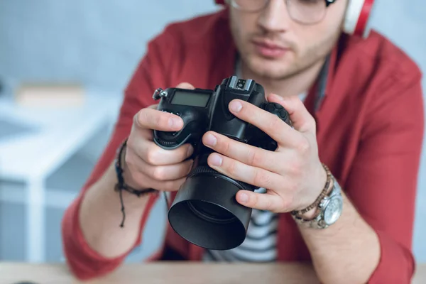 Cámara digital en manos del hombre fotógrafo profesional — Stock Photo