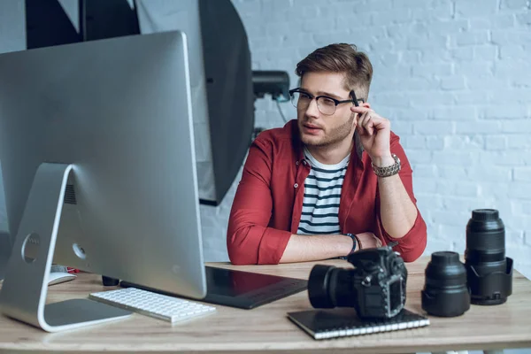 Homme freelance au travail par table avec ordinateur et tablette graphique — Photo de stock