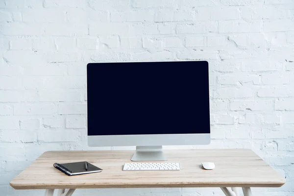 Espacio de trabajo moderno con pantalla de ordenador y teclado en la mesa - foto de stock