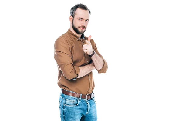 Hombre barbudo guapo apuntando a la cámara con el dedo aislado en blanco - foto de stock