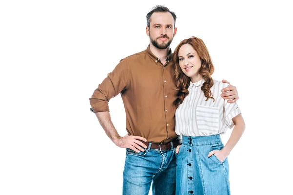 Belo casal feliz abraçando e sorrindo para a câmera isolada no branco — Fotografia de Stock