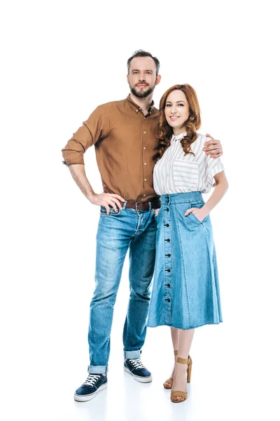 Vue pleine longueur de beau couple heureux debout ensemble et souriant à la caméra isolée sur blanc — Photo de stock