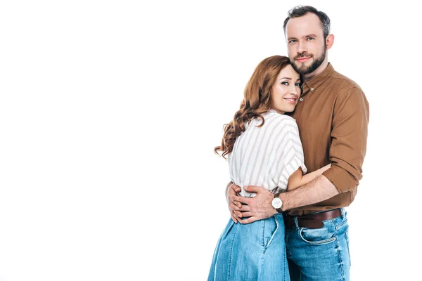 Belo casal de pé juntos e sorrindo para a câmera isolada no branco — Fotografia de Stock