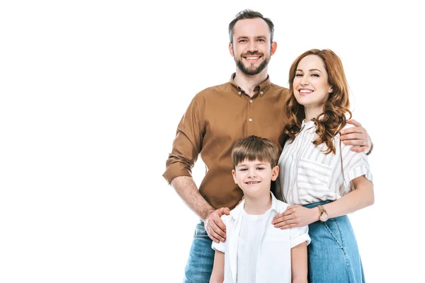 Schöne glückliche Familie mit einem Kind, das zusammen steht und isoliert auf weiß in die Kamera lächelt — Stockfoto