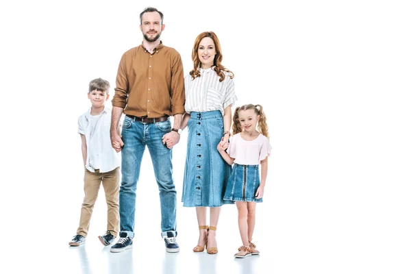 Visão de comprimento total da família feliz com dois filhos juntos e sorrindo para a câmera isolada no branco — Fotografia de Stock