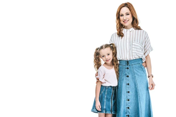 Bela mãe feliz e filha de pé juntos e sorrindo para a câmera isolada no branco — Fotografia de Stock