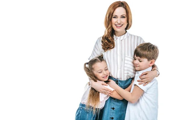 Felice madre abbracciando adorabili bambini isolati su bianco — Foto stock