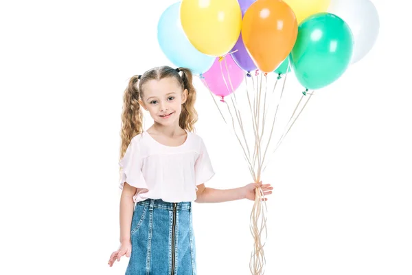 Adorabile bambino che tiene palloncini colorati e sorride alla fotocamera isolata sul bianco — Foto stock