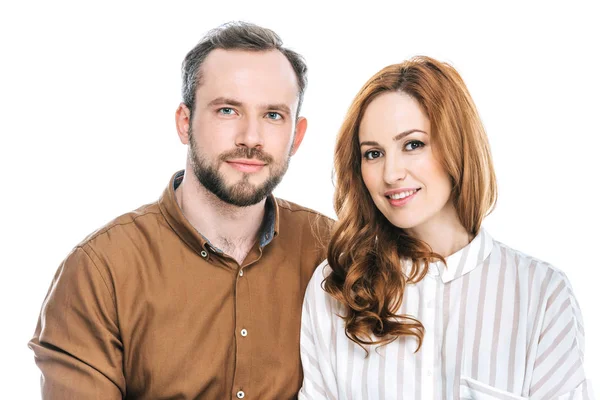 Schönes Paar lächelt isoliert auf Weiß in die Kamera — Stockfoto