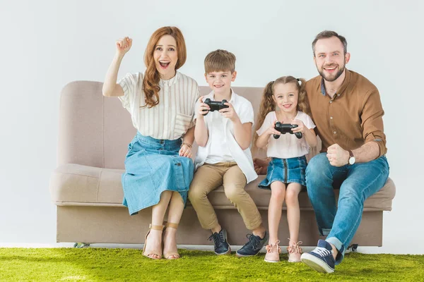 Familia jugando videojuegos - foto de stock