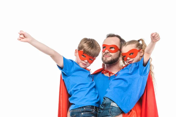 Super padre con bambini in maschera e mantelli che fingono di essere supereroi isolati su bianco — Foto stock