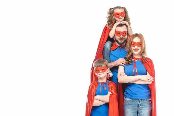 Glückliche Superfamilie in Masken und Mänteln, die isoliert auf Weiß in die Kamera lächelt — Stockfoto