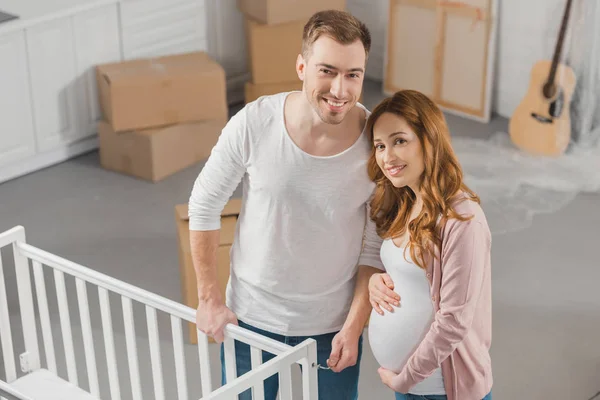 Pregnant couple moving — Stock Photo