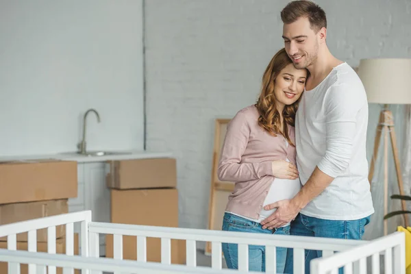 Pregnant couple moving — Stock Photo