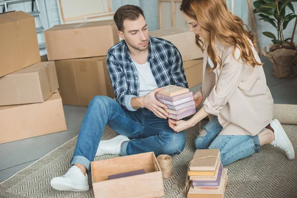 Packing books — Stock Photo