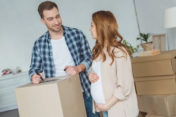 Mujer embarazada y marido en el nuevo apartamento, concepto de reubicación - foto de stock