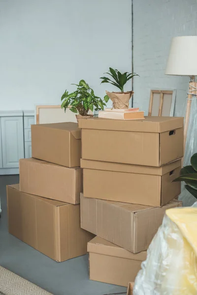 Vista de cerca de cajas de cartón en la habitación - foto de stock