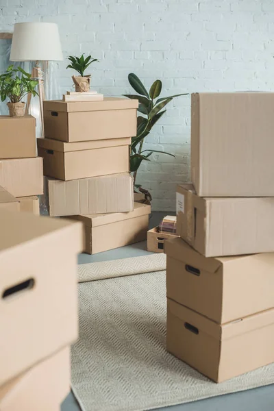 Vue rapprochée des boîtes en carton dans la chambre — Photo de stock