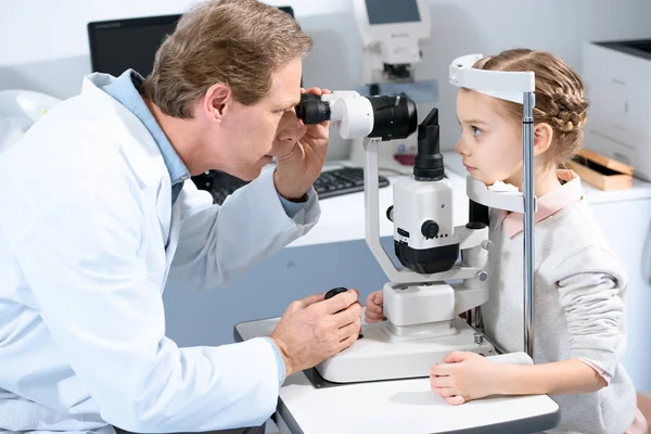 Лікар-офтальмолог — стокове фото