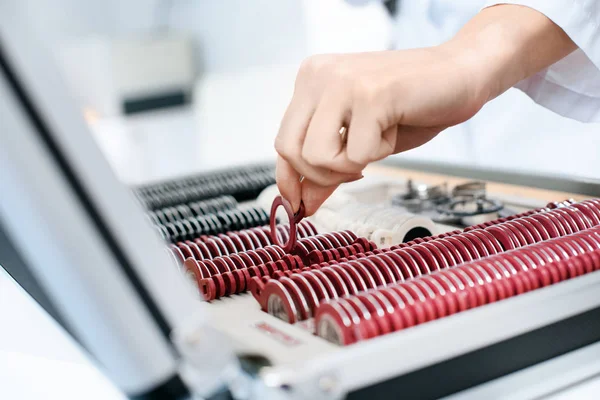 Imagem recortada de optometrista tomando lentes de ensaio — Fotografia de Stock