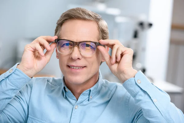 Retrato de hombre de mediana edad en gafas mirando a la cámara - foto de stock