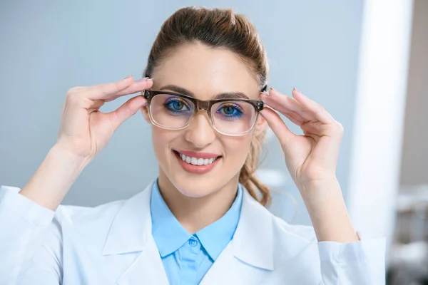 Привлекательный улыбающийся офтальмолог в очках — стоковое фото