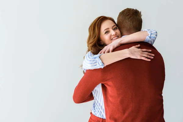 Счастливая молодая пара обнимает изолированную серую — стоковое фото