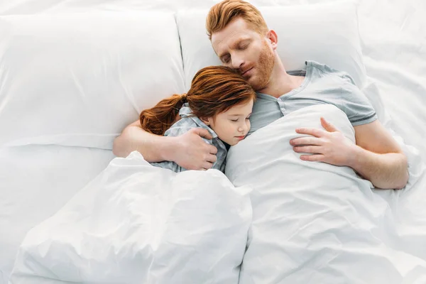 Feliz padre e hija durmiendo juntos en la cama - foto de stock