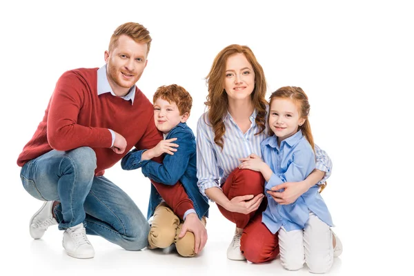 Glückliche Eltern mit entzückenden kleinen Kindern, die isoliert auf Weiß in die Kamera lächeln — Stockfoto