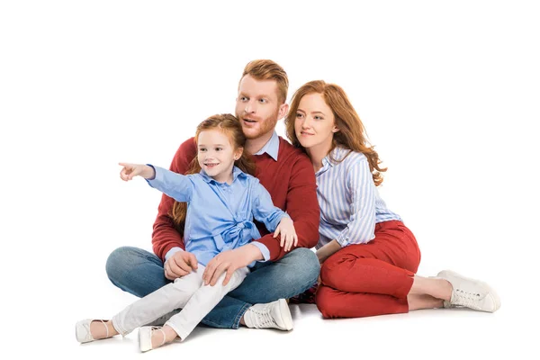 Belle famille rousse avec un enfant assis ensemble et regardant loin isolé sur blanc — Photo de stock