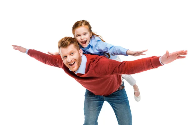 Alegre pelirroja padre e hija divirtiéndose juntos y sonriendo a cámara aislada en blanco - foto de stock