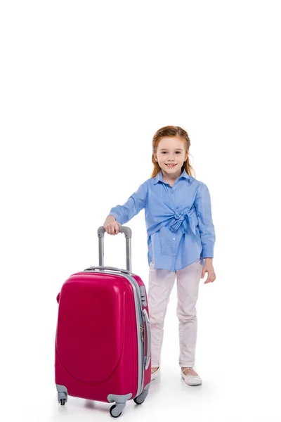 Mignon petit enfant debout avec valise et souriant à la caméra isolé sur blanc — Photo de stock
