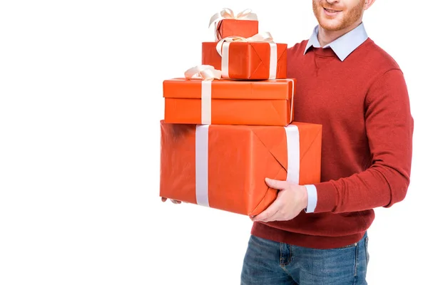 Tiro recortado del hombre sosteniendo cajas de regalo aisladas en blanco - foto de stock