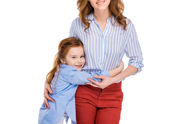 Abgeschnittene Aufnahme einer glücklichen rothaarigen Mutter und Tochter, die sich isoliert auf Weiß umarmen — Stockfoto